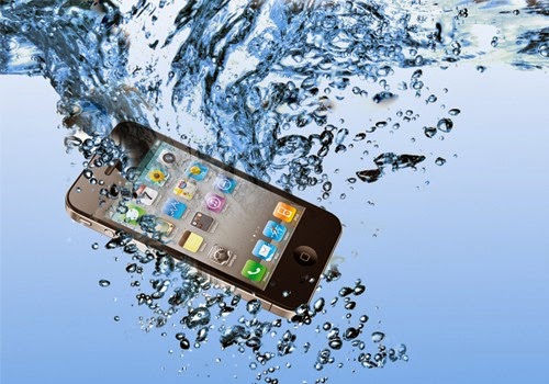 Phone or Tablet Falls in the Water? 2 Solutions to Do Next